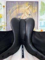 17.5” Ikonic Light Monoflap Dressage Saddle - Image 9