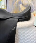 17.5” Equipe Emporio Monoflap Dressage Saddle - Image 4