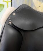 17.5” Equipe Emporio Monoflap Dressage Saddle - Image 3