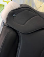 17.5” Ikonic Light Monoflap Dressage Saddle - Image 3
